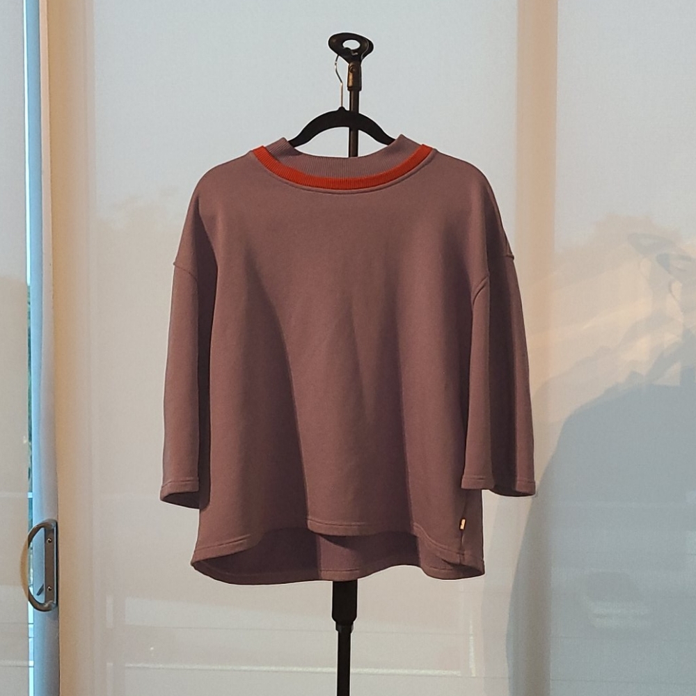 Crop top sweater lavender and peach collar.